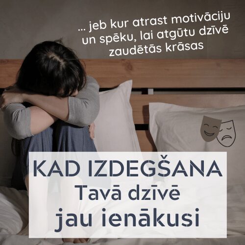 sieviete sēž gultā, nokārtu galvu, apķērusi ceļus, nogurusi un bez dzīvesprieka