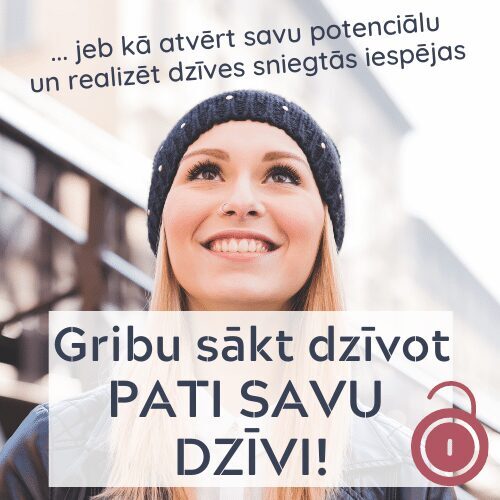 jauna sieviete uz pilsētas fona, laimīga un apņēmības pilna skatās uz debesīm