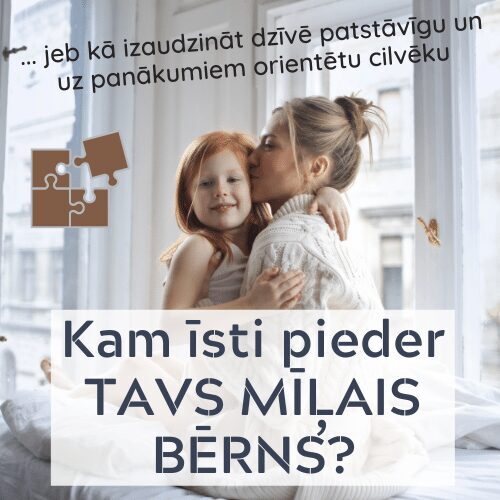 jaunā māmiņa sēž gaišā istabā pie loga, mīļi apķērusi savu trīsgadīgo meitu