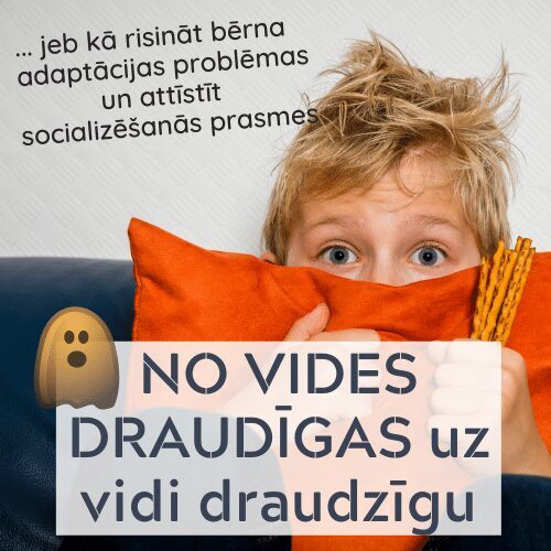 5gadīgs izbijies zēns ar izpūrušiem matiem bailīgi paslēpies aiz oranža spilvena